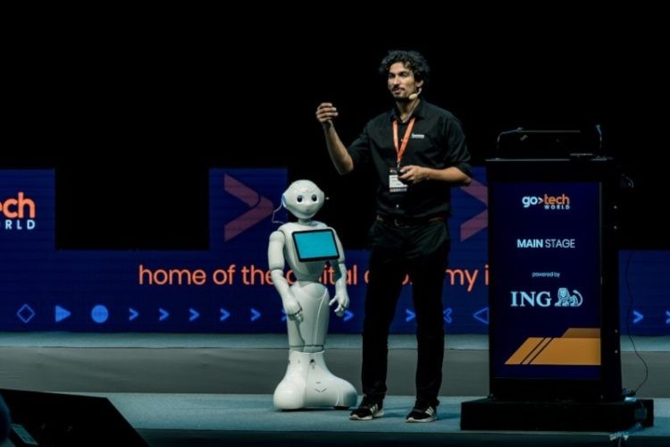 Robotul social Pepper dezvoltat de Humanizing Technologies